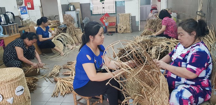 TP Hồ Chí Minh: Nữ công nhân sáng tạo bồ đựng trái cây đan bằng dây cói và dây lục bình