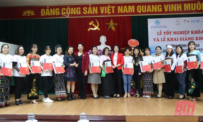 Lãnh đạo Hội LHPN tỉnh và Giám đốc chương trình “Làm đẹp để sống, sống để làm đẹp” của Công ty TNHH L’Oreal Việt Nam trao chứng chỉ hoàn thành khóa học cho các học viên