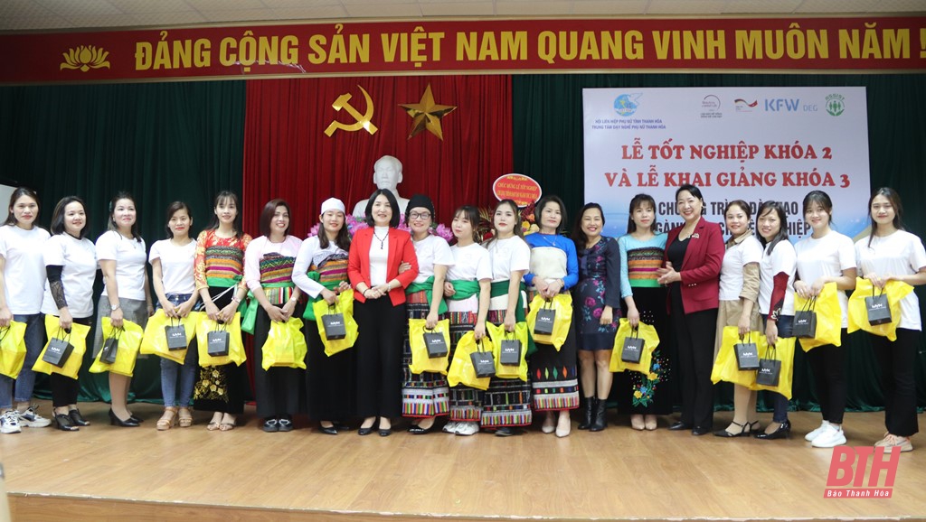 Hội LHPN tỉnh và Giám đốc dự án “Làm đẹp để sống, sống để làm đẹp” của Công ty TNHH L’Oreal Việt Nam tặng quà cho học viên
