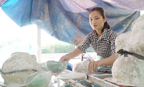 Chị Ngô Thị Hương khởi nghiệp từ nghề làm heo đất tiết kiệm bằng thạch cao