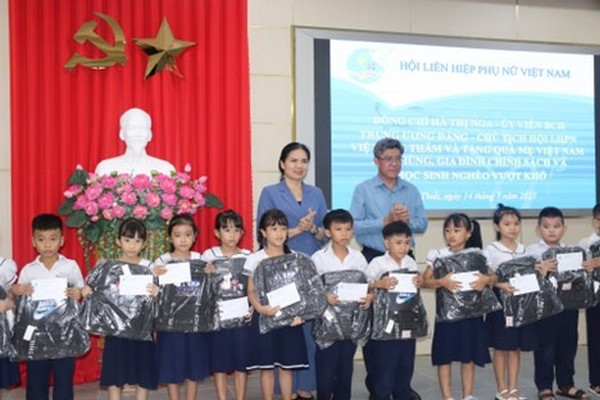 Chủ tịch Hội LHPN Việt Nam thăm, tặng quà Mẹ Việt Nam anh hùng, gia đình chính sách
