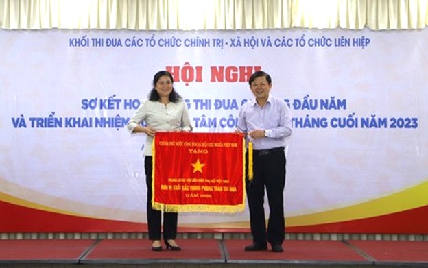 TƯ Hội LHPN Việt Nam nhận Cờ Thi đua của Thủ tướng Chính phủ