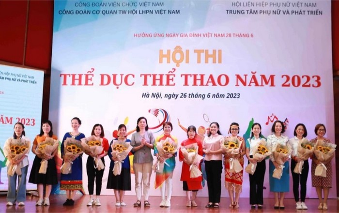 Gần 200 công đoàn viên cơ quan TW Hội LHPN Việt Nam tham gia tranh tài môn dân vũ và cầu lông